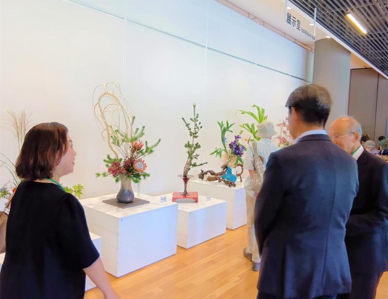 三の丸ホールで開かれた小田原華道協会の「華展」にて