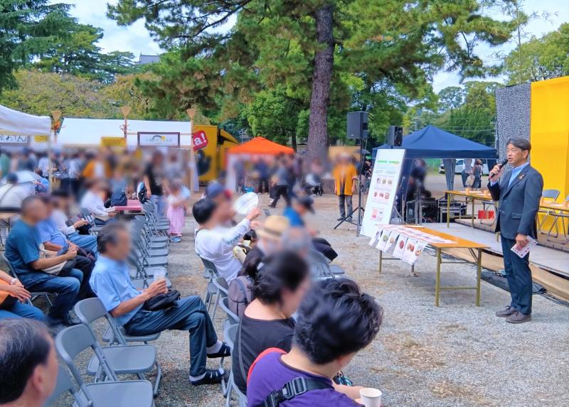 小田原おでん祭りにて。会場はたいへんな賑わい