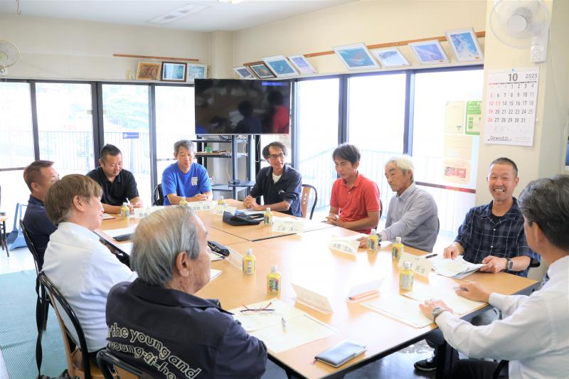 江之浦海業センターにて、藻場再生活動組織の皆さんと