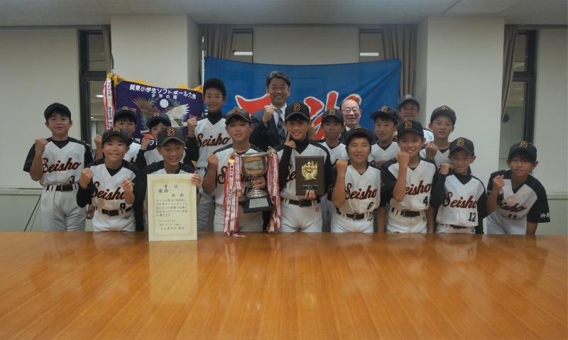 ソフトボールチーム「西湘」の皆さんと、優勝を祝して