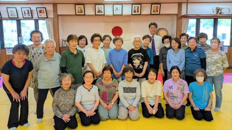 体操教室「金曜会」の皆さんと