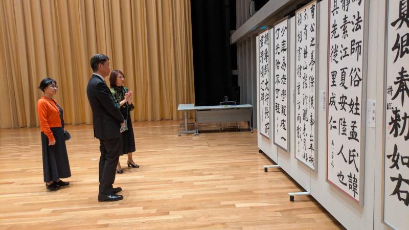 照心書展にて、ご説明を伺いながら各作品を鑑賞