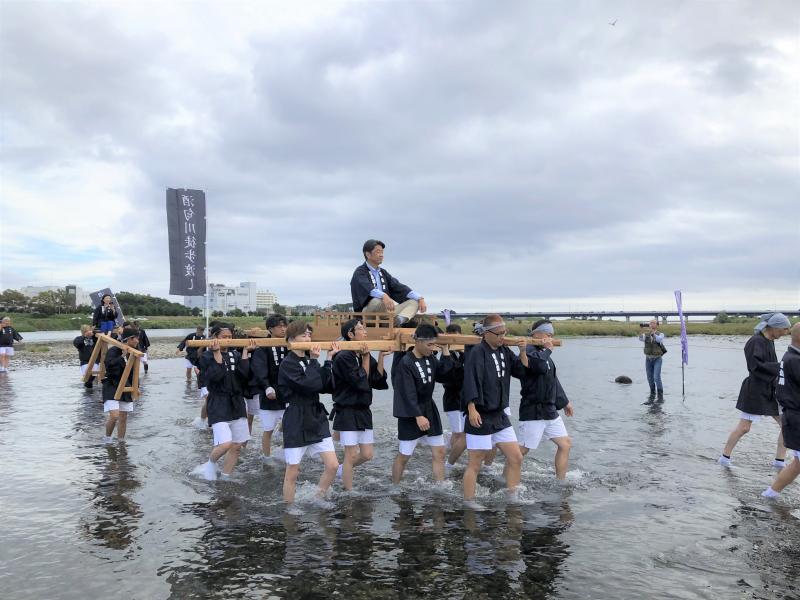 酒匂川徒歩渡しにて、輦台に乗せて頂き徒渉