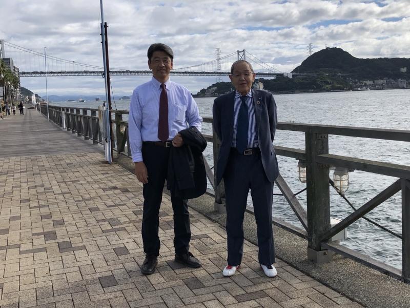 関門橋を背に、小田原市漁業協同組合の高橋組合長と