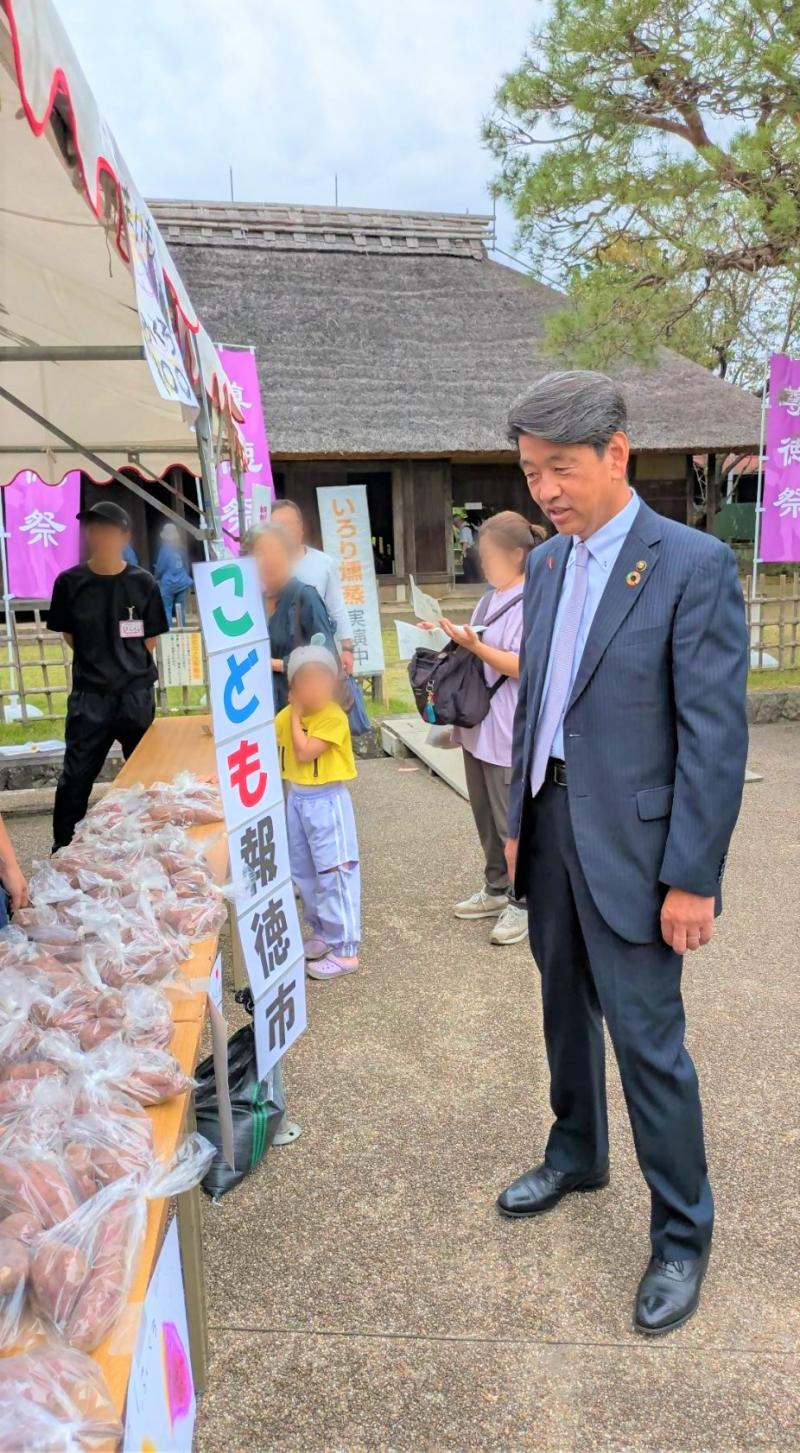 尊徳祭 来場者で賑わうご生家前の広場にて
