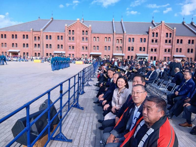 最前列で操法実演を見守る、小田原の関係者の皆さん