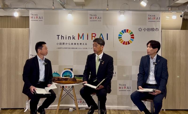 モルディブ共和国訪問を振り返り、同行職員とトーク