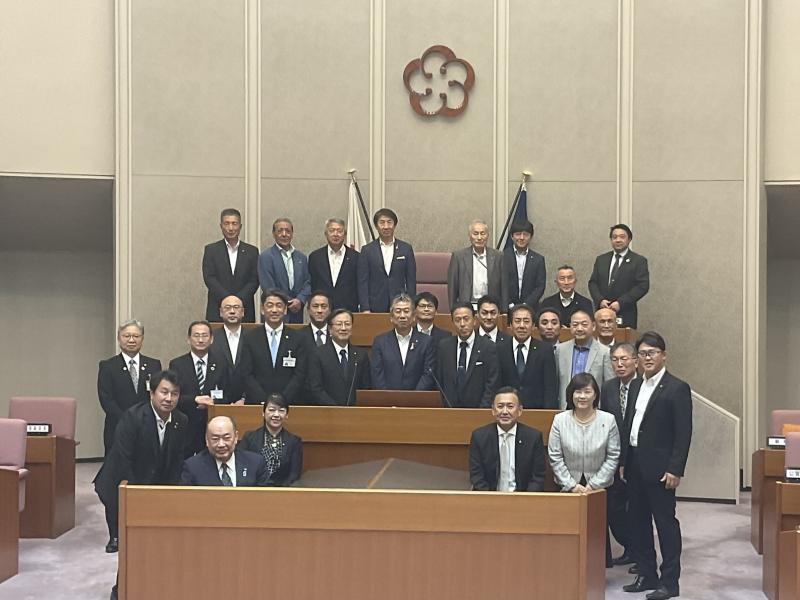 日光市議会議員団の皆さんを議場にて歓迎