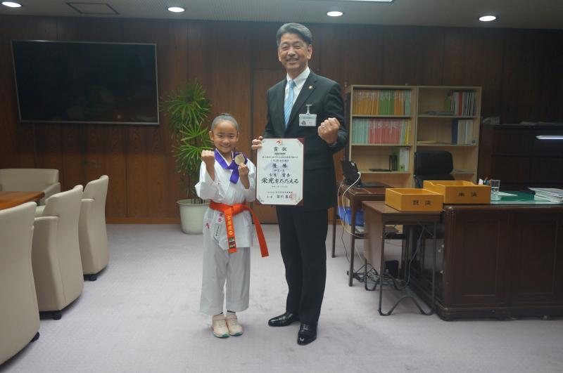 空手道組手で全国大会３連覇を果たした古屋愛杏さんと