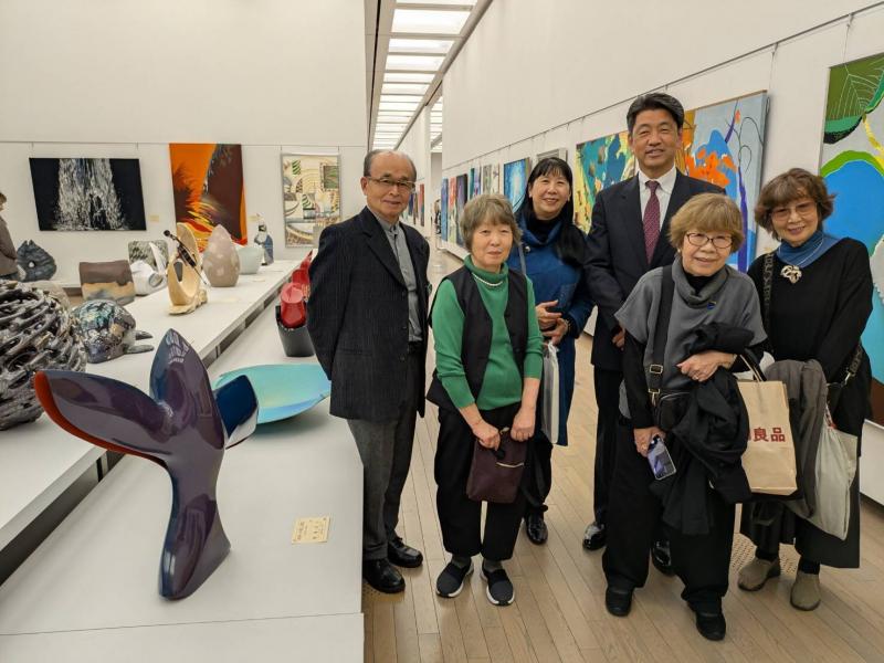 日展会場にて、齋藤さんをはじめ工芸作家の皆さんと