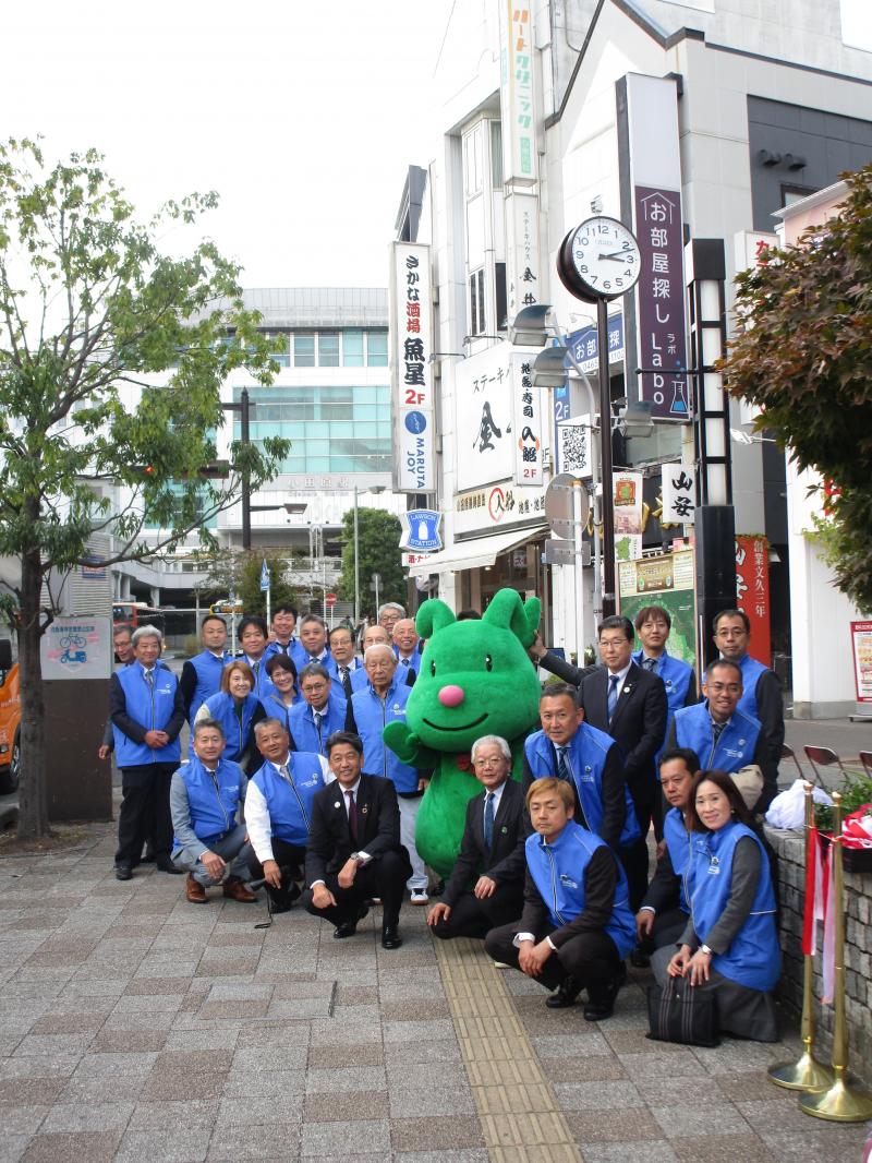 小田原城北ロータリークラブの皆さんと、時計塔前にて