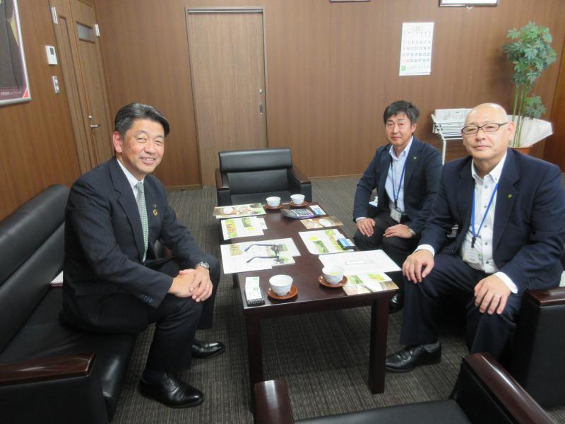 JA山形おきたま本店の高橋米穀部長らと