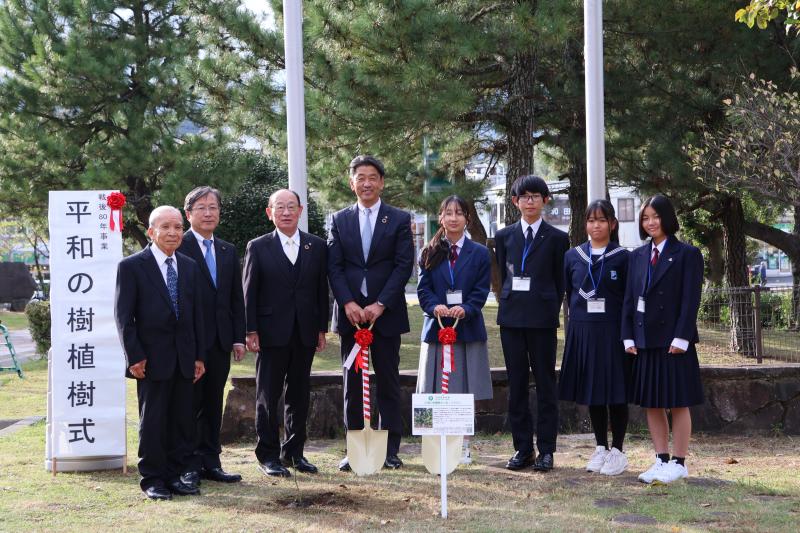 中学生沖縄派遣事業後の植樹式にて