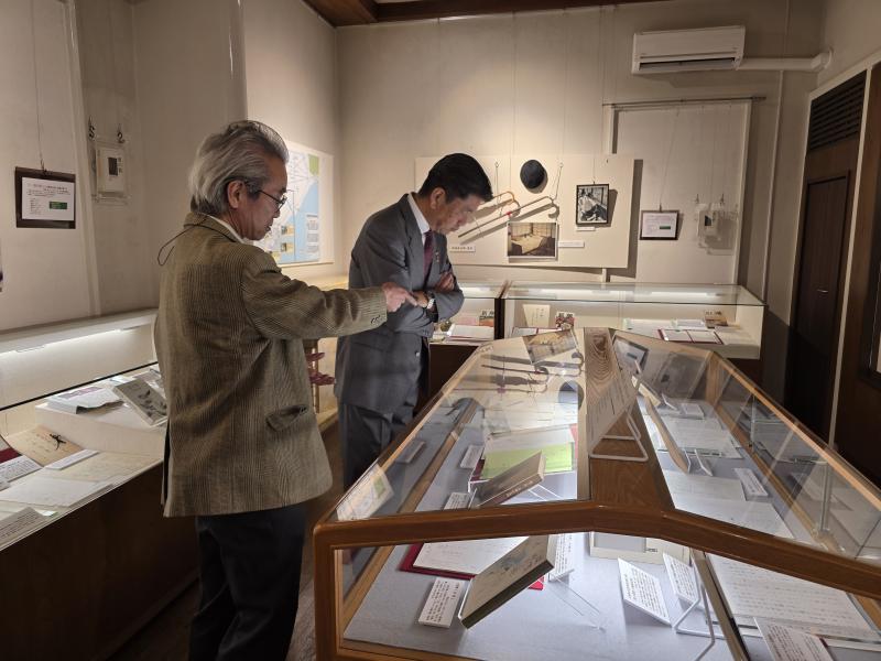 川崎長太郎「超低空を飛ぶひと」展を視察