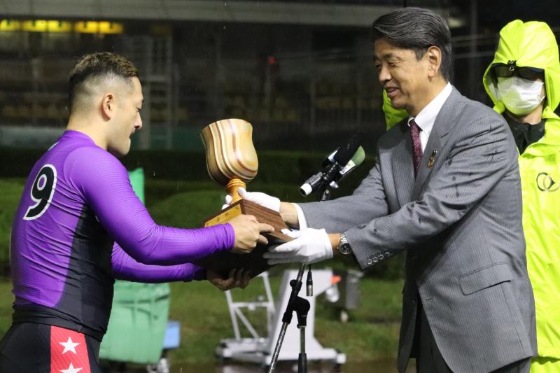 記念競輪「北条早雲杯争奪戦」で松井選手を表彰