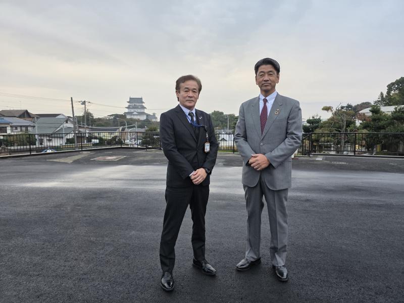 競輪場からは、すぐそばの天守閣が望める