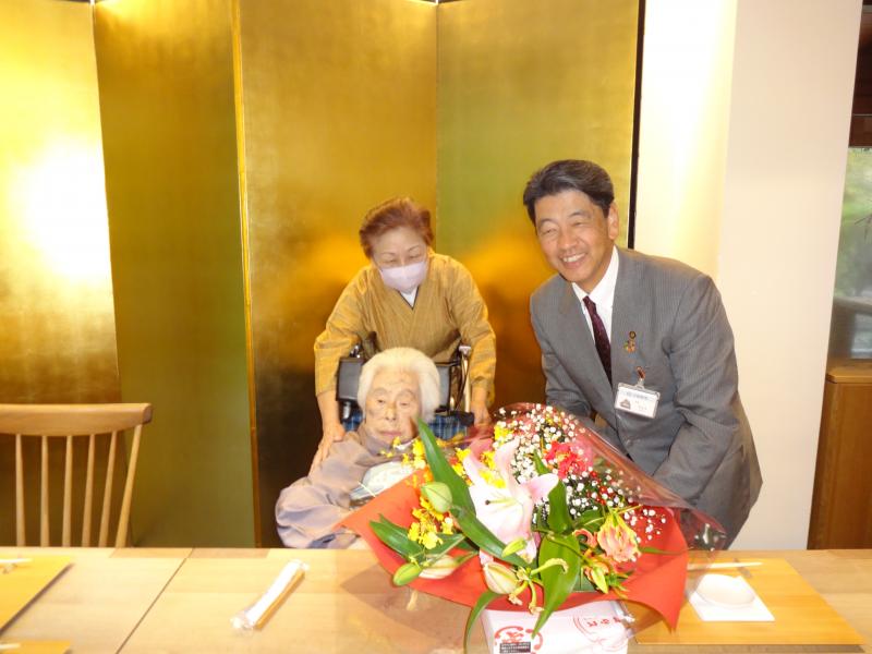 市内最高齢の杵屋響泉さんやご家族と