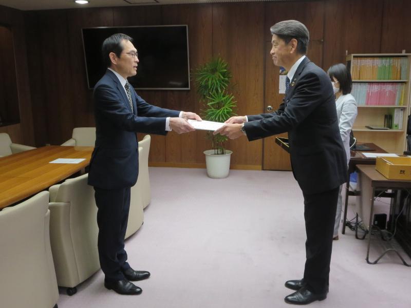 さがみ信用金庫の皆さんに感謝状