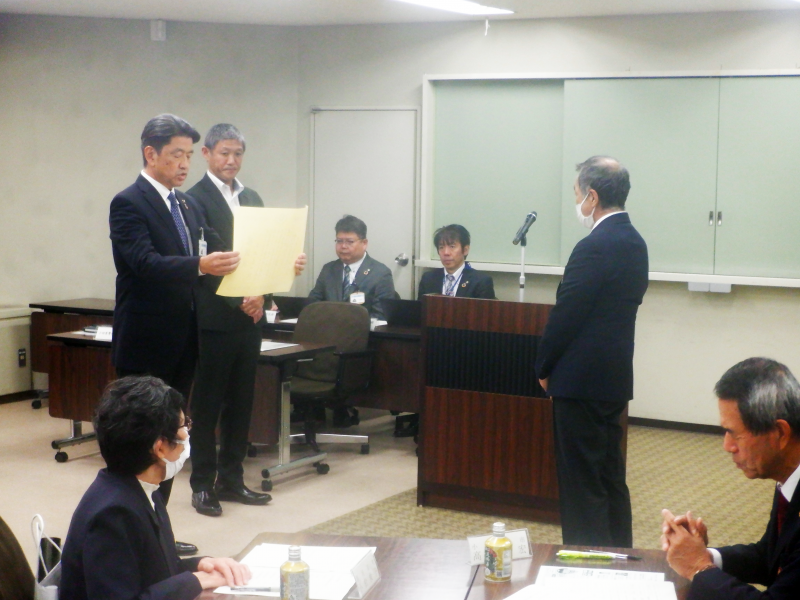 防犯功労者の皆さんに感謝状を贈呈