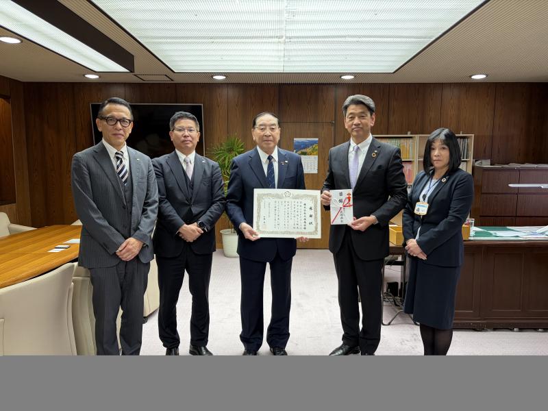 （株）大塚商会の皆さんから目録を受領