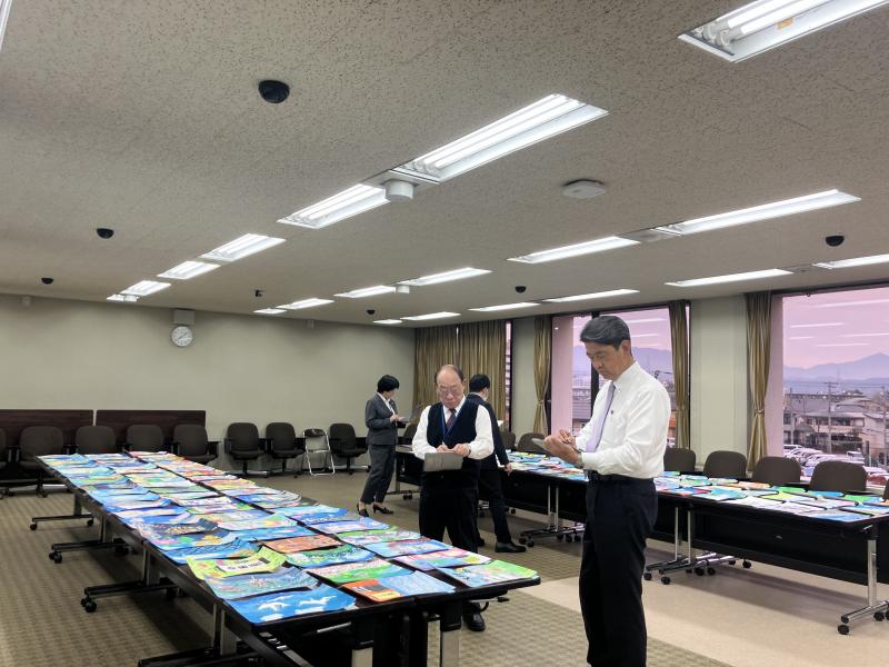 市内小中学生が描いた総合計画用の絵画を選定