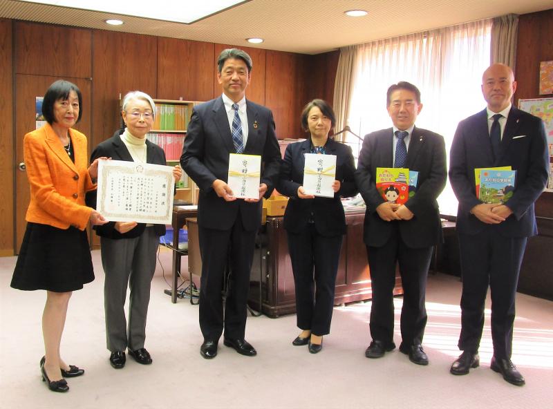 小田原報徳社の皆さんから、学習帳などのご寄贈