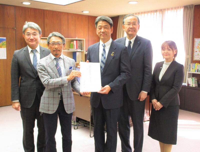 小田原法人会の皆さんから、税制改正要望を受領