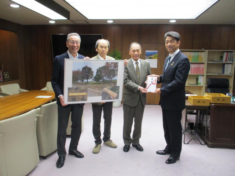 小田原酒販協同組合の皆さんからご寄付を受領
