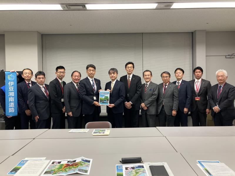 国土交通省関東地方整備局にて、小澤道路企画官に要望書提出