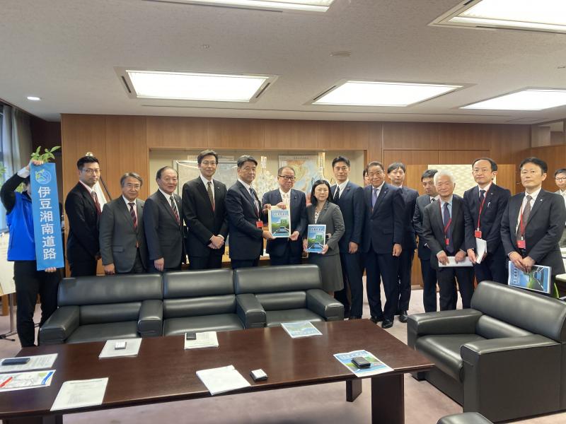 国土交通省にて、上田・大臣政務官に要望書提出