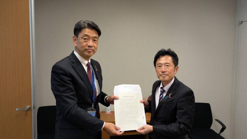 井上義行参議院議員に、小学校給食費無償化の要望を提出