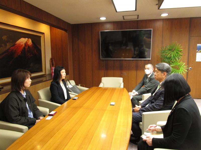 ＮＨＫ横浜放送局の高柳局長、小田原支局の玉木記者と