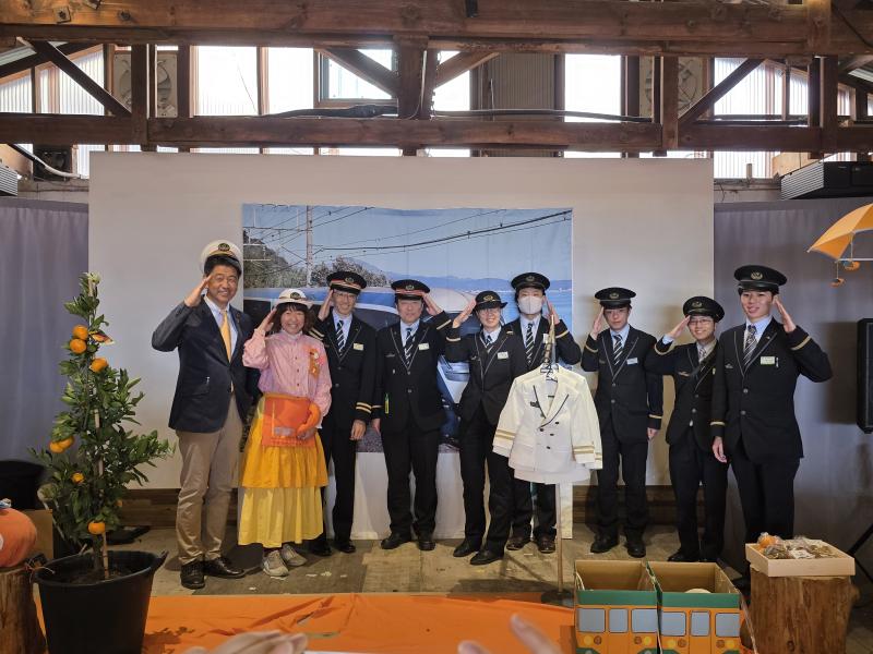 ヤッホーみかんまつりにて、古谷村長やJR国府津駅の皆さんと