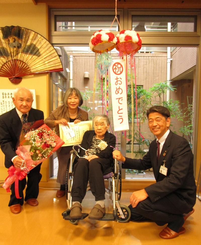 手作りのくす玉の下で、村越綾子さんと