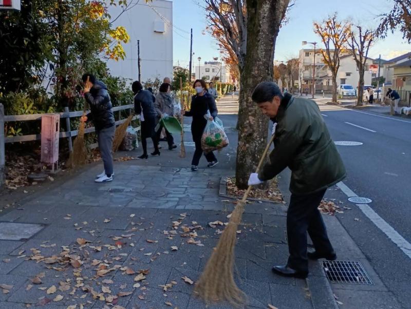 ケヤキ通りにて職員たちと落ち葉掃き