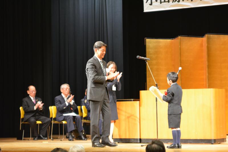 交通安全総ぐるみ大会にて、市長賞の小学生を表彰