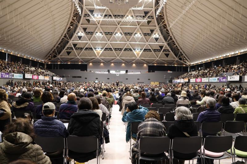 大相撲小田原場所 会場を埋め尽くす大勢の観客