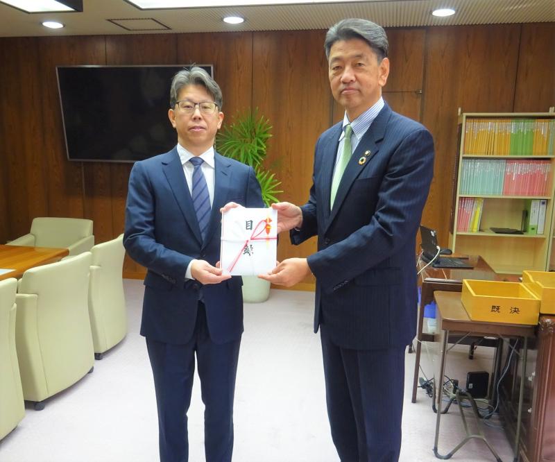 (株)山安さんから、さんま祭で集めた募金をご寄付