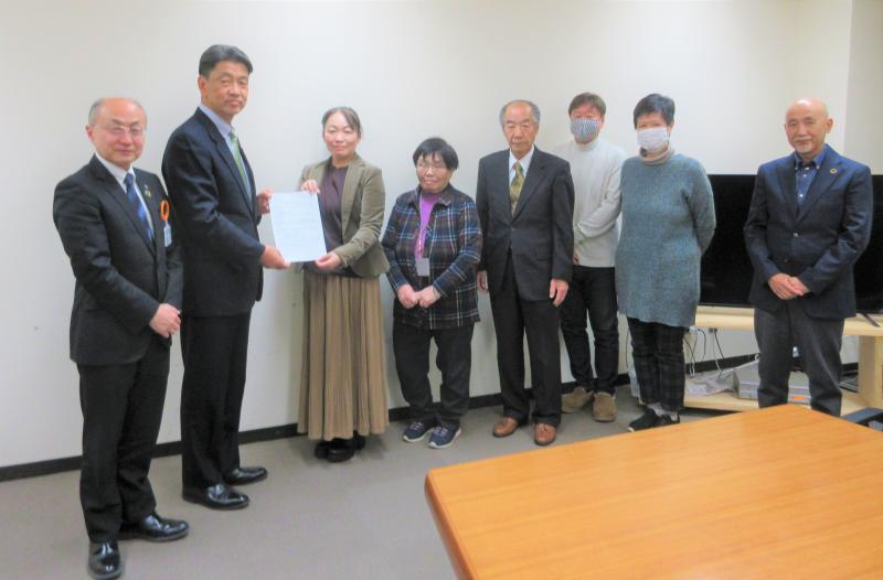 地域活動支援センターの皆さんから要望書を受領