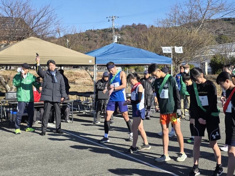 4日、川東地区駅伝競走大会にてスターター
