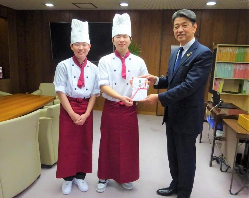 崎村調理師専門学校の生徒さんたちからご寄付を受領