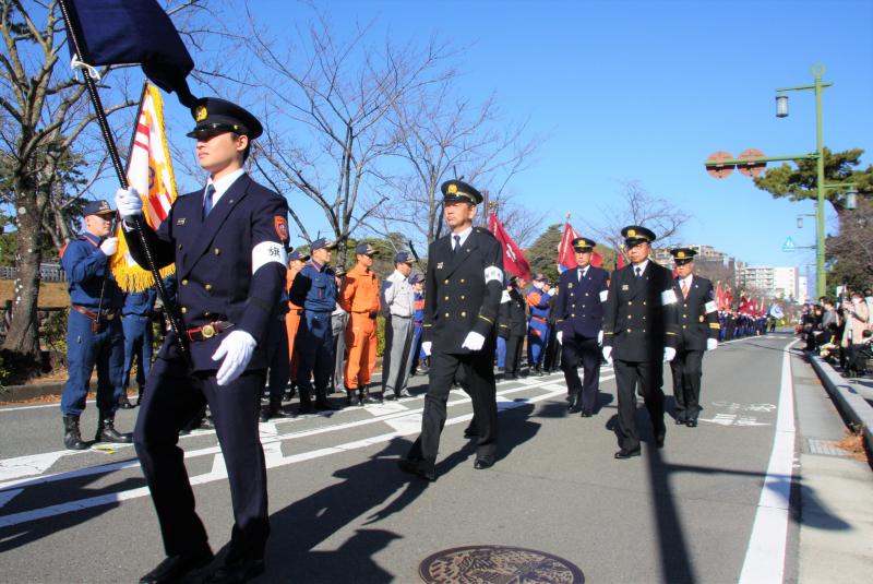 強風の中で行われた消防出初式にて