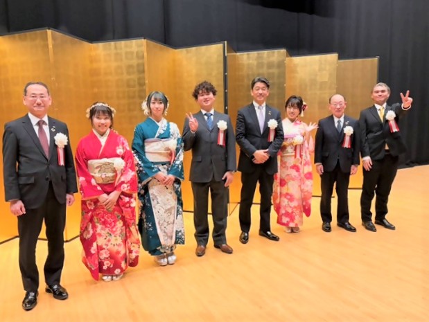 「はたちのつどい」閉式後に、運営委員の皆さんと