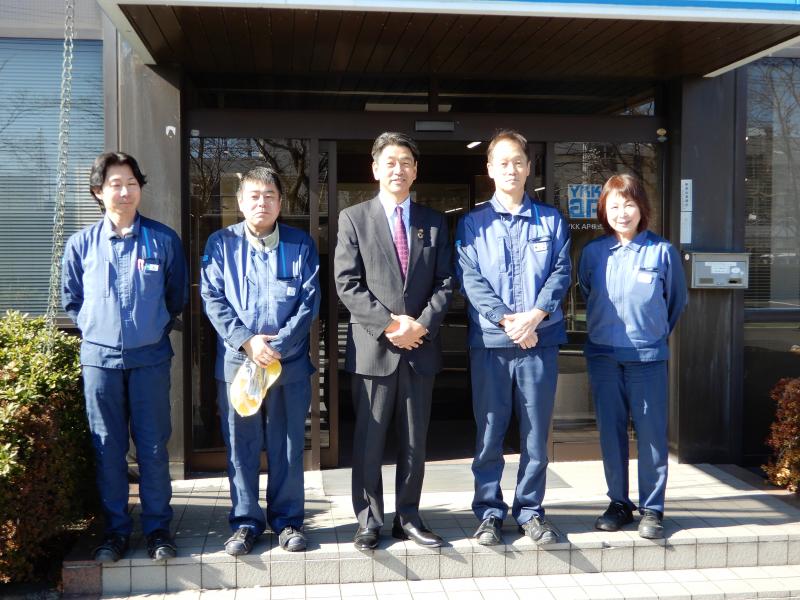 YKK AP神奈川工場の千野工場長ほか皆さんと