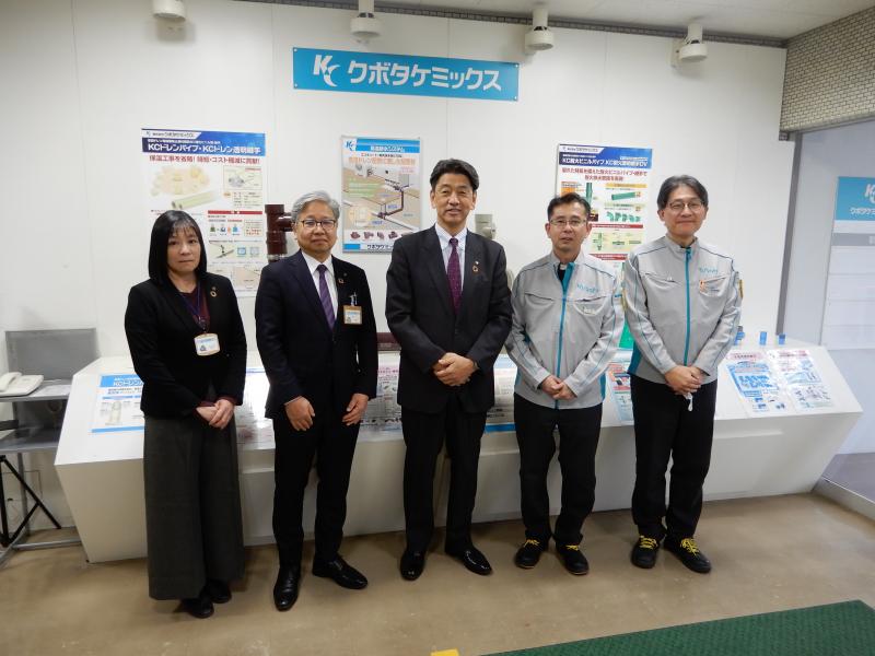 クボタケミックス小田原工場の明星工場長ほか皆さんと