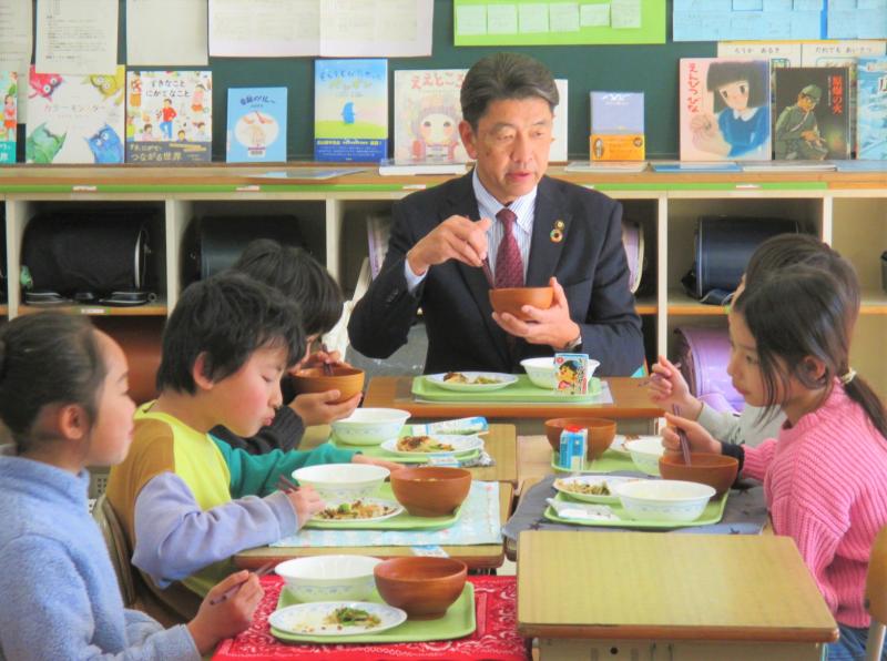 大窪小学校にて、自校炊飯のお米を使った給食を頂く