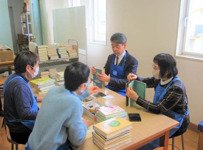 かもめ図書館フレンズの皆さんと、傷んだ本の修復作業