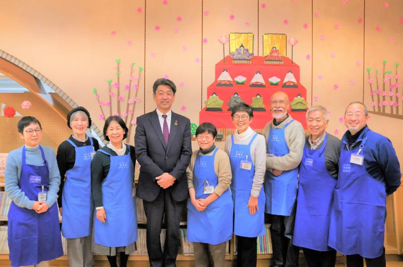 児童飾りコーナーの折り紙作品を前に、会員の皆さんと