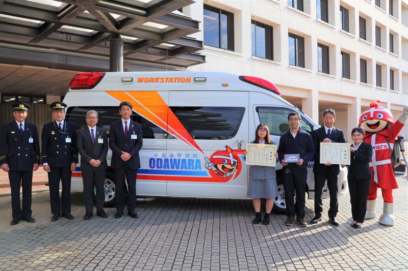 新しく配備される救急車の前で、小林さんや校長先生と