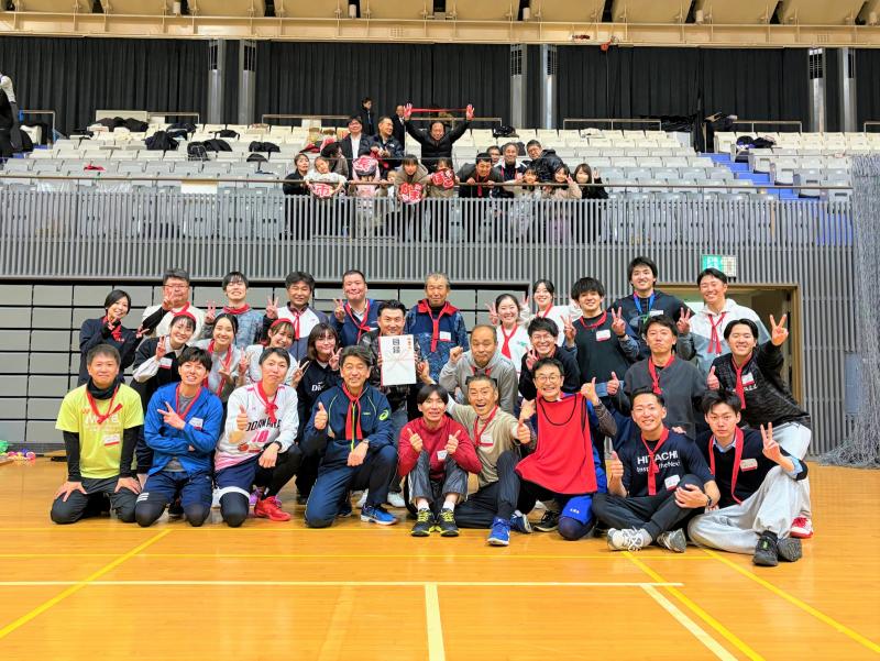 職員運動会にて、プログラム終了後に職員たちと